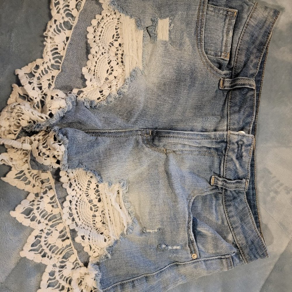 Shorts w/lace